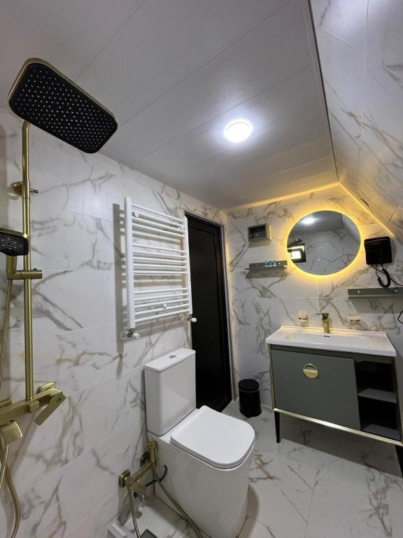 Ένα μπάνιο στο Edelweiss cottage Kazbegi