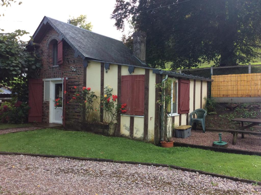 Photo de la galerie de l'établissement Maisonnette independante a 500 m du centre ville minimum 2 nuits, à Vimoutiers