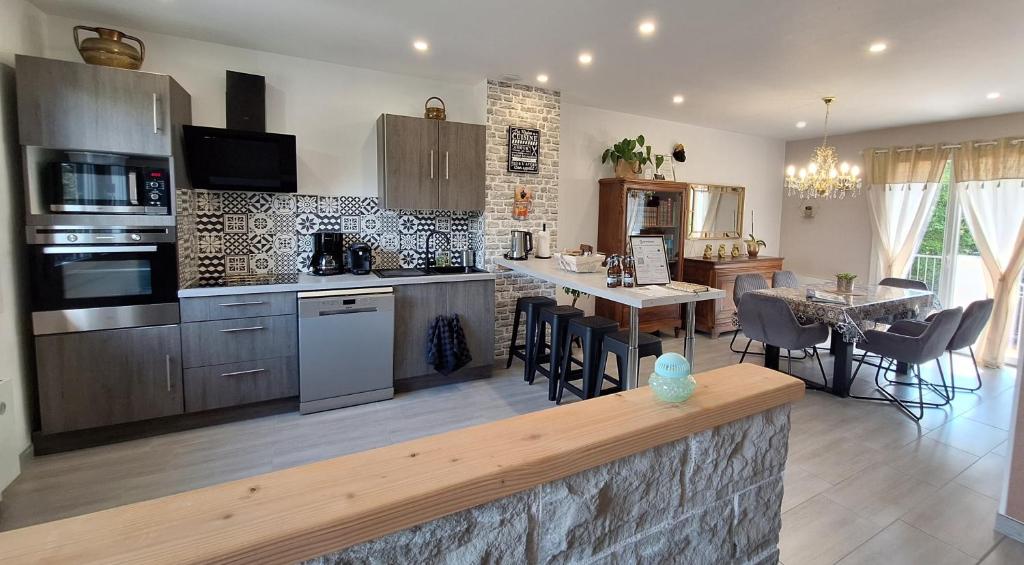 Dapur atau dapur kecil di Agréable maison avec jardin à Joinville