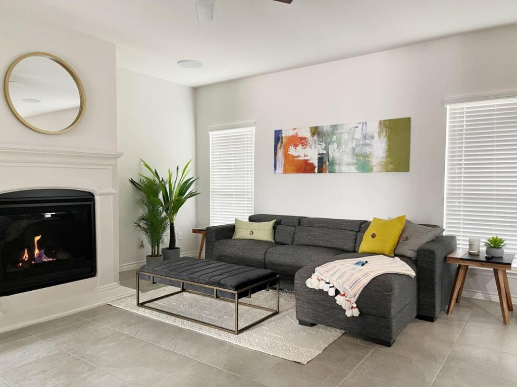 un salon avec un canapé et une cheminée dans l'établissement Perfect For Families House with Cozy Fireplace, à McKinney