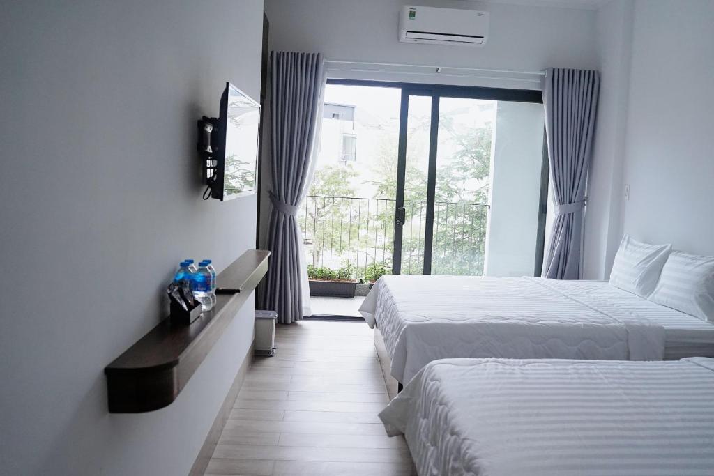 Giường trong phòng chung tại Amber Hotel