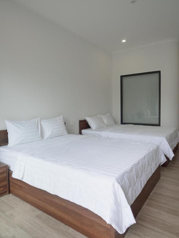 Giường trong phòng chung tại Amber Hotel