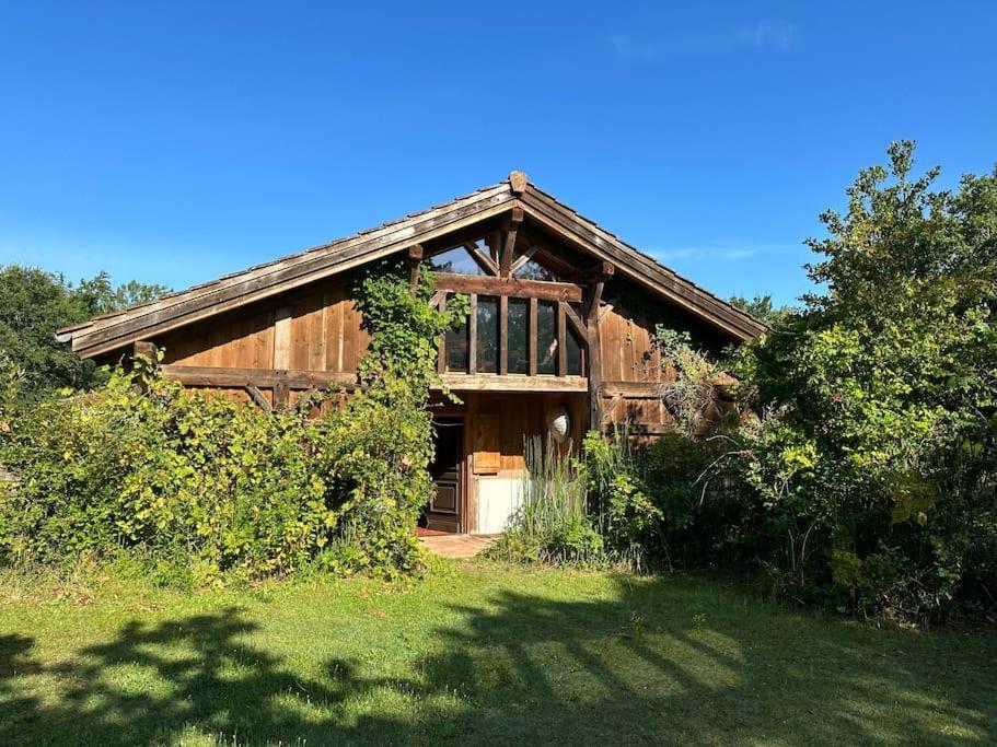 une grande maison en bois dans un champ arboré dans l'établissement Bergerie de Chiouleben, cœur forêt, proche Contis, à Lit-et-Mixe