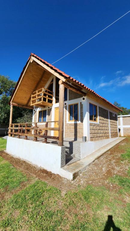 a small house with a roof at Cabañas El Marqués Zacatlán con Starlink in Zacatlán
