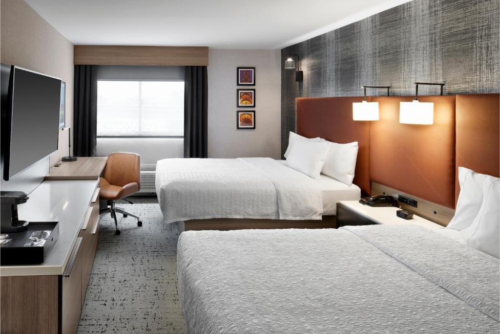 Postel nebo postele na pokoji v ubytování Hampton Inn Newark Airport