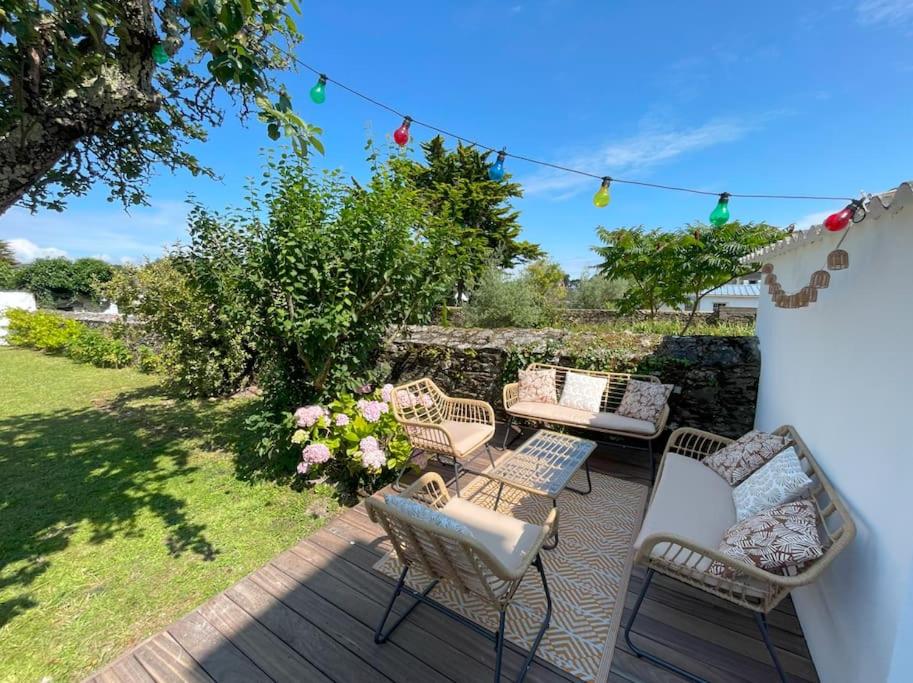 eine Terrasse mit Stühlen und Tischen auf einer Terrasse in der Unterkunft Grande maison familiale, plage in Pénestin