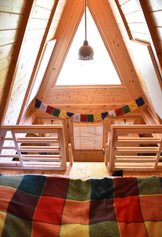 una grande camera mansardata con una grande finestra di Glamping and wellness cottage Salvus a Lendava