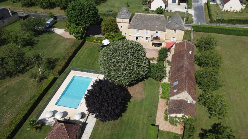 - une vue aérienne sur un domaine avec une piscine dans l'établissement Domaine Jolidetour climatisé, piscine et tennis privés, à Saint-Crépin-et-Carlucet