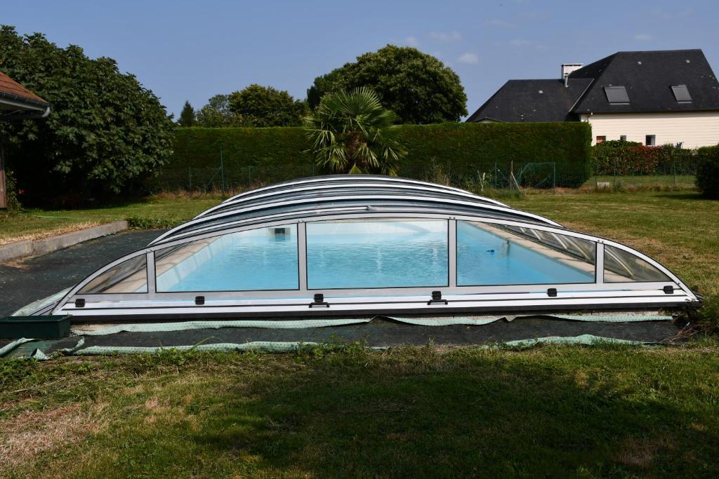 un dôme en verre avec une piscine dans une cour dans l'établissement Joli studio avec piscine, à Ger