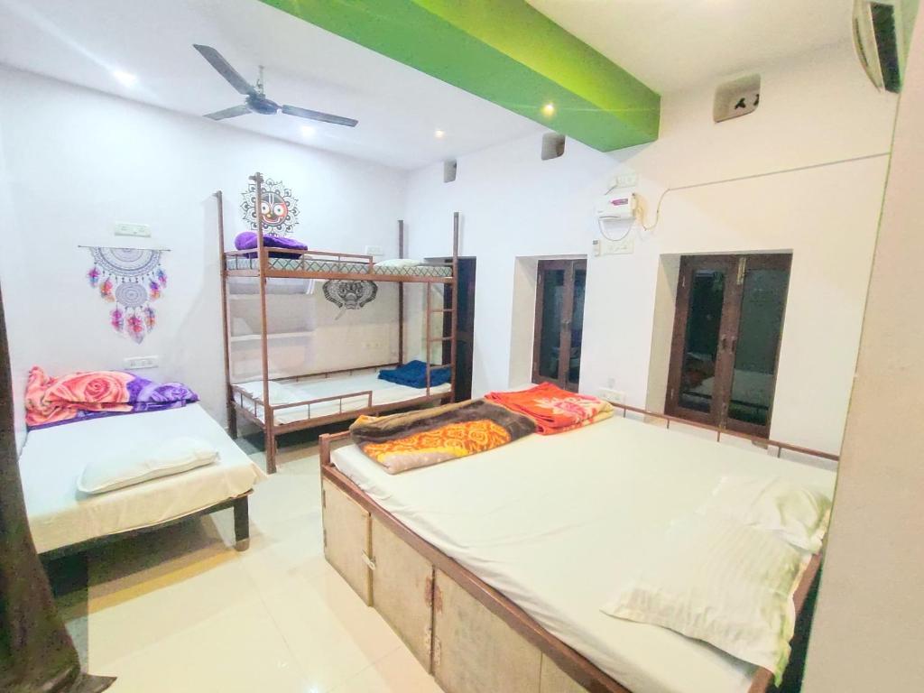 Postel nebo postele na pokoji v ubytování Banaras Paying Guest House Assi Ghat
