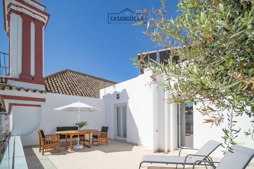 a view of a patio with a table and chairs at Sanlucar Centro - Apartamento 5 in Sanlúcar de Barrameda