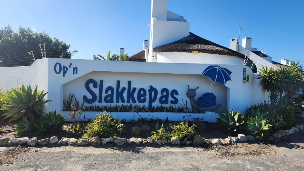 un letrero para un edificio que dice skallegas en Pamperlang, en Dwarskersbos