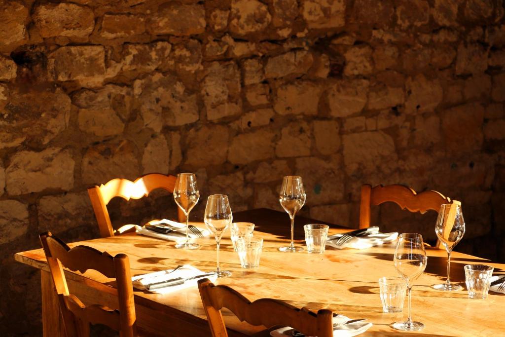 Nápoje v ubytování HOTEL DE L'ABBAYE DE LONGPONT