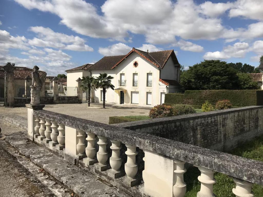 une maison blanche avec une clôture devant dans l'établissement La maison du parc, à Vervant