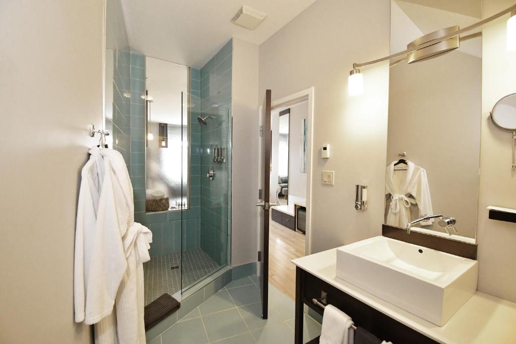 Koupelna v ubytování St James Gate by Bower Boutique Hotels