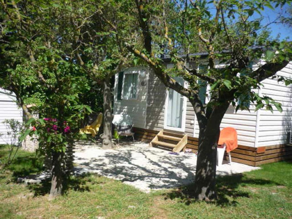 Zahrada ubytování Camping l'Olivier Junas