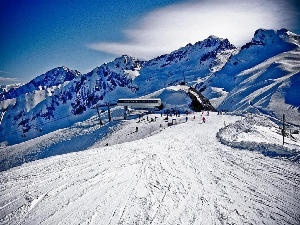 eine Gruppe von Personen auf einem Skilift auf einem schneebedeckten Berg in der Unterkunft Résidence l'Eterle in Luz-Saint-Sauveur