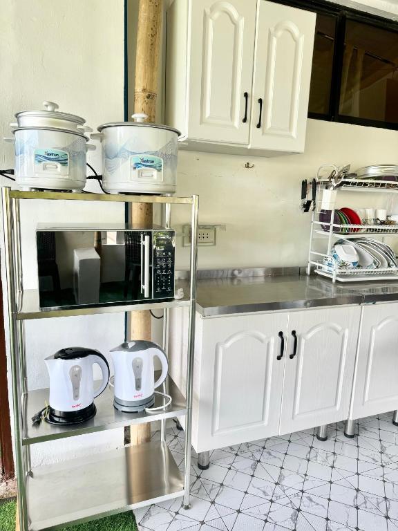 Kuchyň nebo kuchyňský kout v ubytování White Beach Suites Boracay