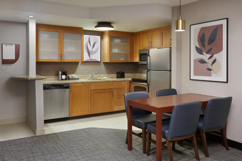 Residence Inn by Marriott Calgary Airport - Resim 17