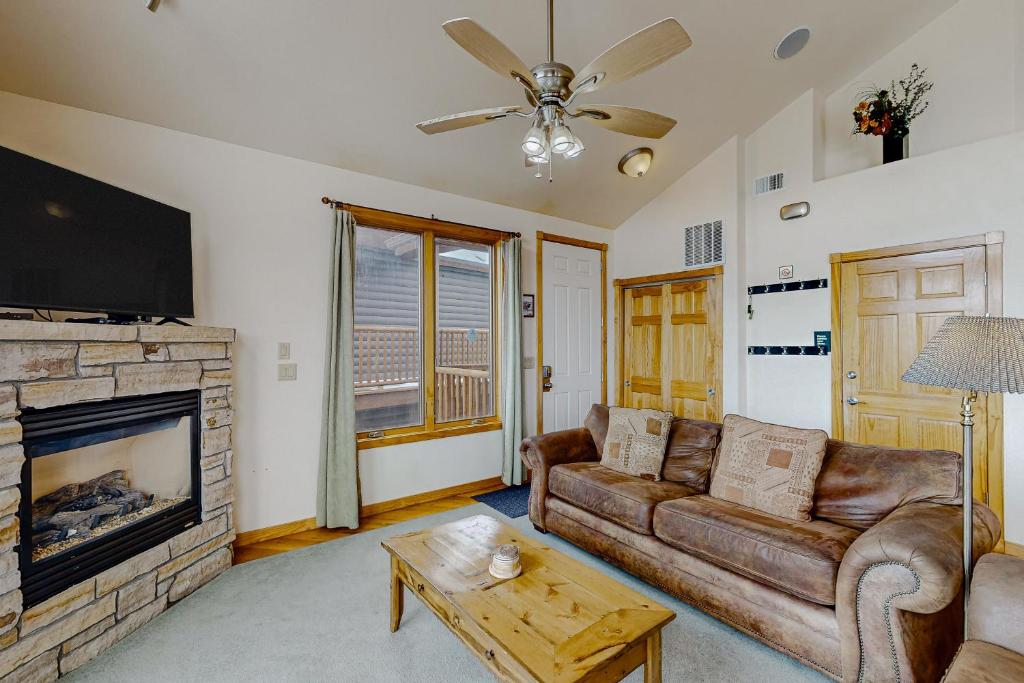 un soggiorno con divano e camino di Beaver Mountain #20A - Permit Number #6163 a Estes Park