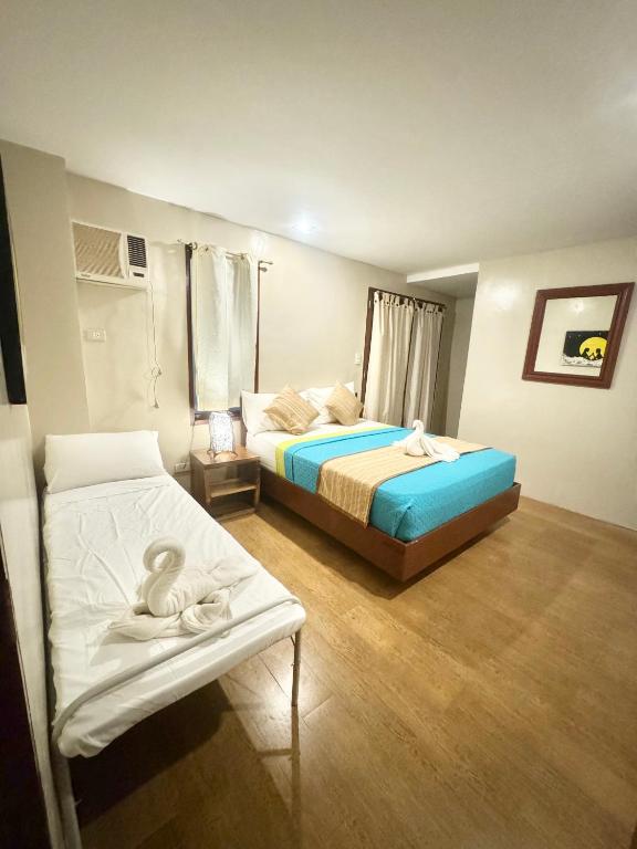 Postel nebo postele na pokoji v ubytování White Beach Suites Boracay