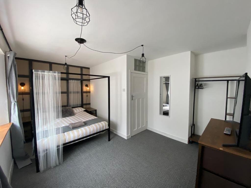 En eller flere senge i et værelse på Shore Cottage