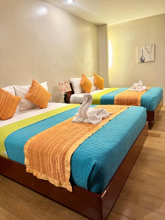 Postel nebo postele na pokoji v ubytování White Beach Suites Boracay