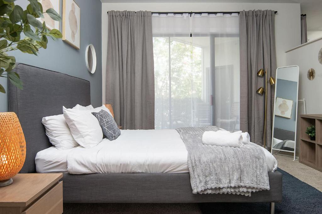 Uptown 1st Ward Corner Unit Superior 2BD Apt - Appartement