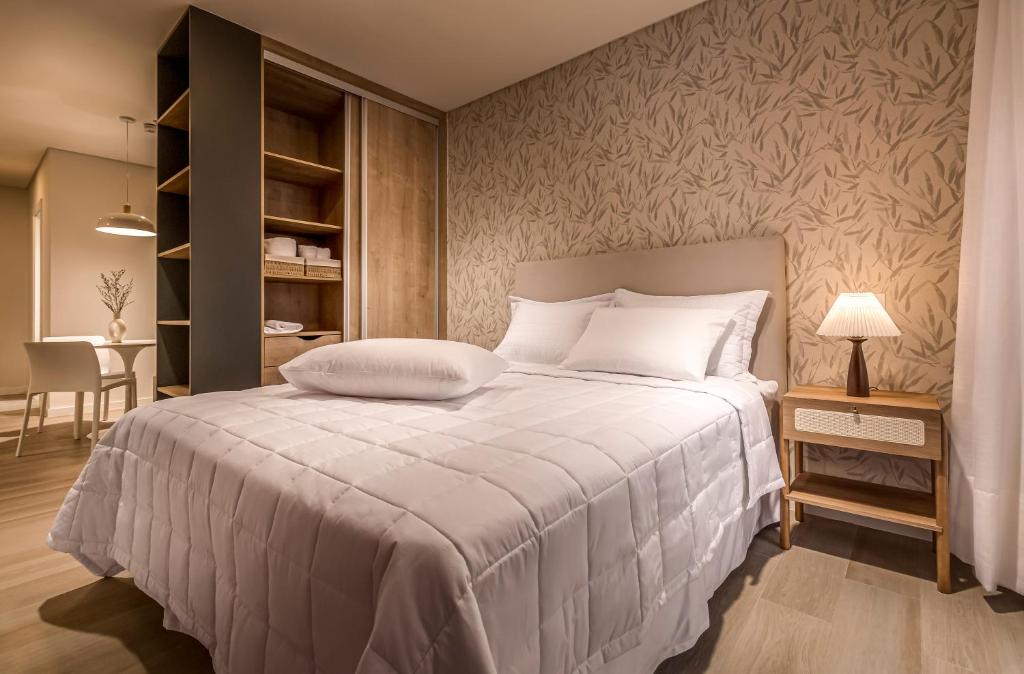 Rúm í herbergi á HOUZE - Stay & Residences by AVA