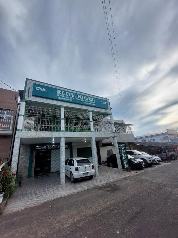 a white car parked in front of a building at Elite Hotel 02 in Teresina