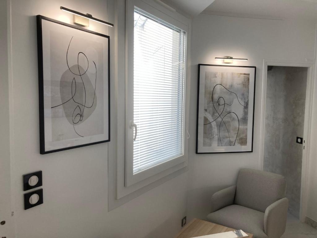 un salon avec une chaise et une fenêtre dans l'établissement Paris Trocadéro, à Paris