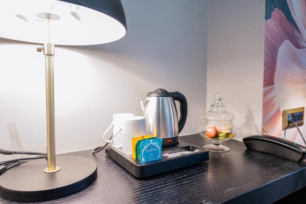 Příslušenství pro přípravu čaje a kávy v ubytování The Unique Hotel