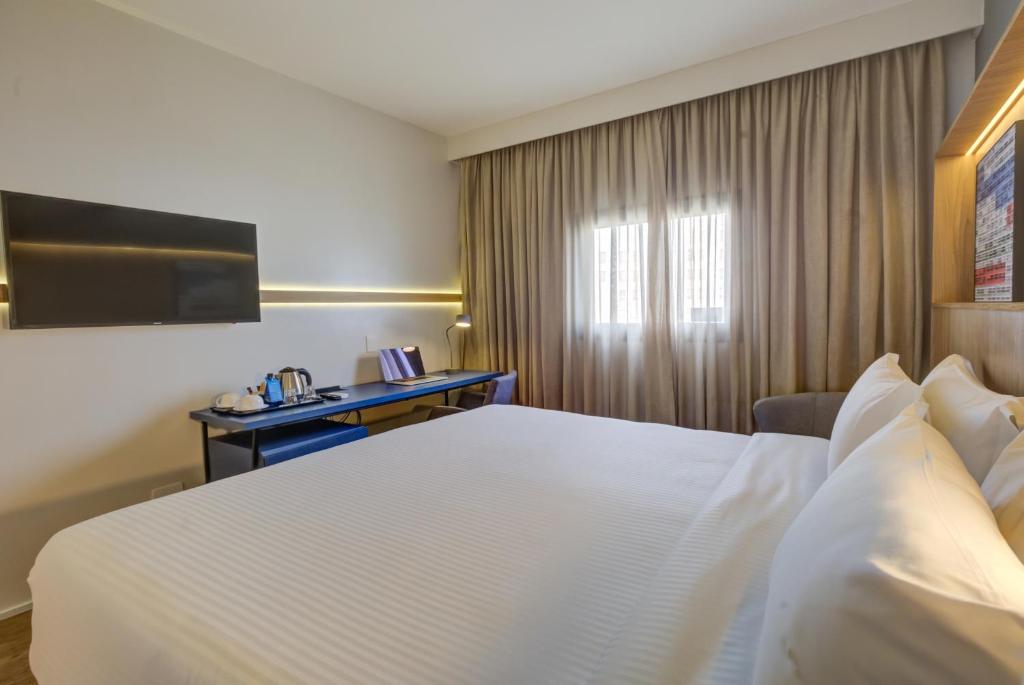 Cama o camas de una habitación en Hampton by Hilton Guarulhos Airport