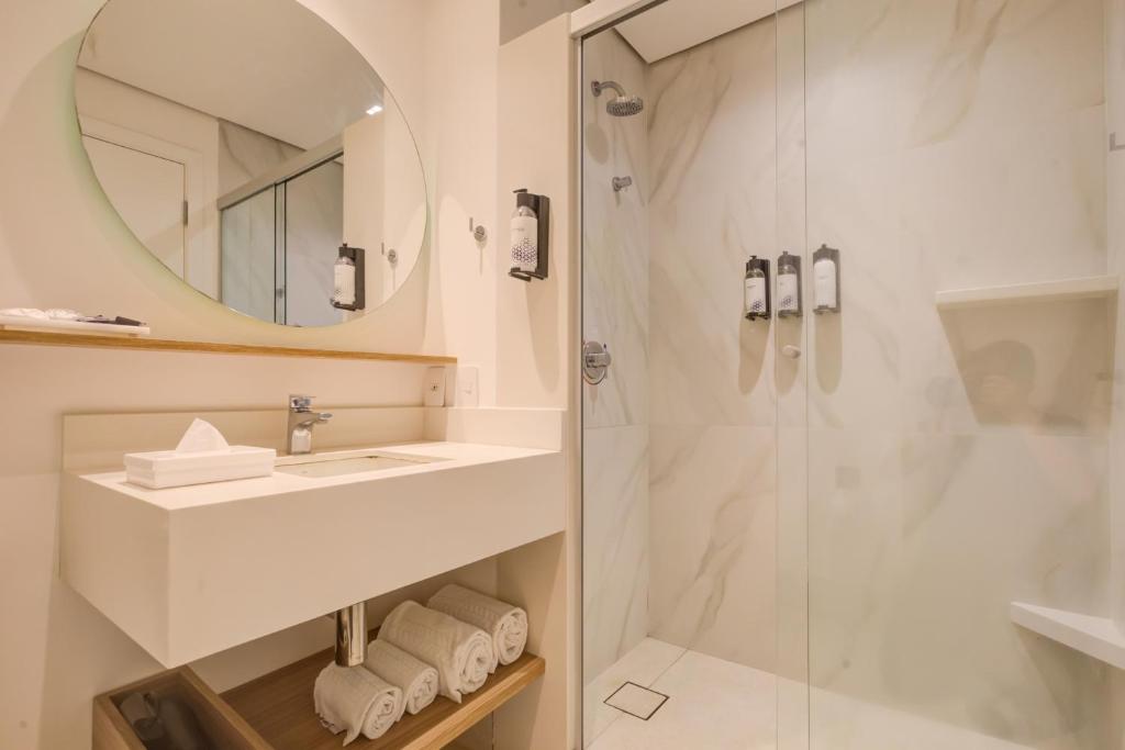 un baño con lavabo y ducha en Hampton by Hilton Guarulhos Airport, en Guarulhos