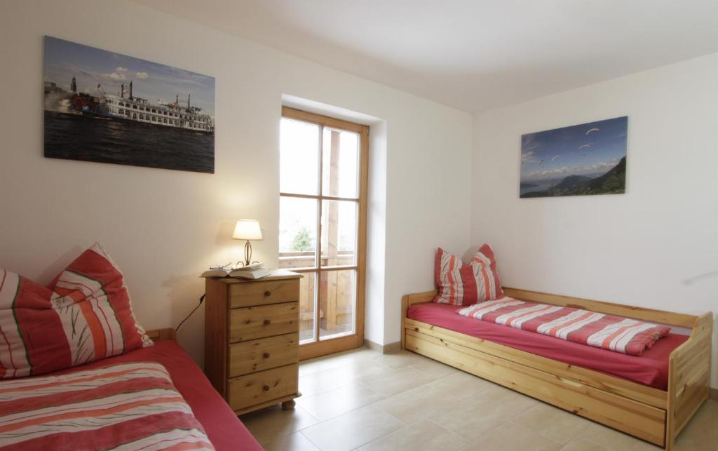 1 dormitorio con 2 camas y ventana en Haus Ingrid, en Trauchgau