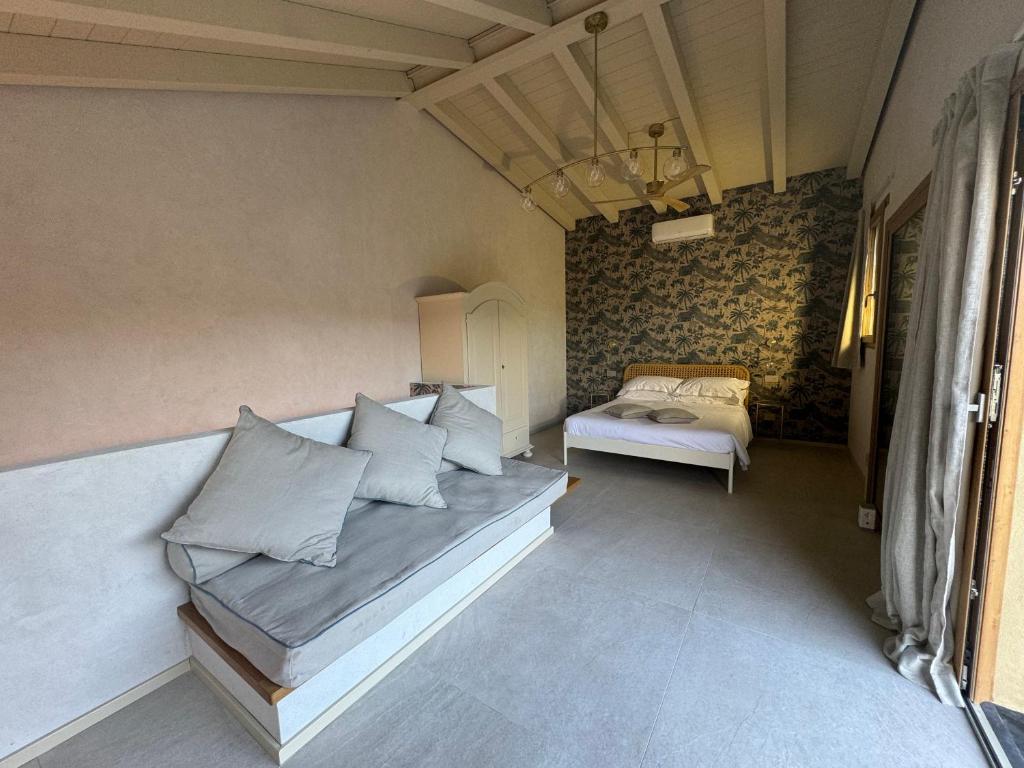 a room with a couch and a bed in it at Tuvo Houses in Levanto
