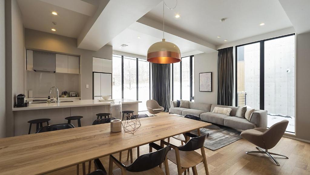 ニセコ町にあるthe kamui niseko - Vacation STAY 49466vのキッチン、リビングルーム(大きな木製テーブル付)