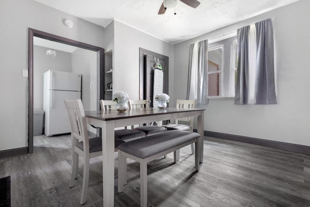 Fotografie z fotogalerie ubytování Comfortable 5BR 2BA near the falls v destinaci Niagara Falls