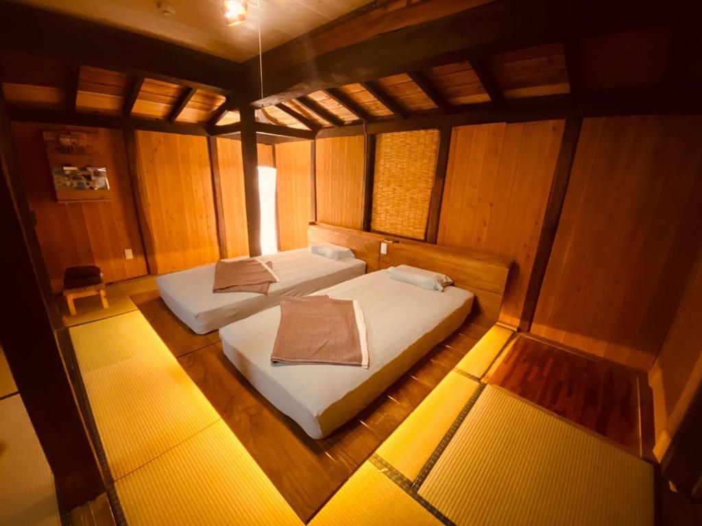 Habitación pequeña con 2 camas en un barco en Rental of the whole house Amami Yamato-shuku -Akan - Vacation STAY 74831v, en Naon
