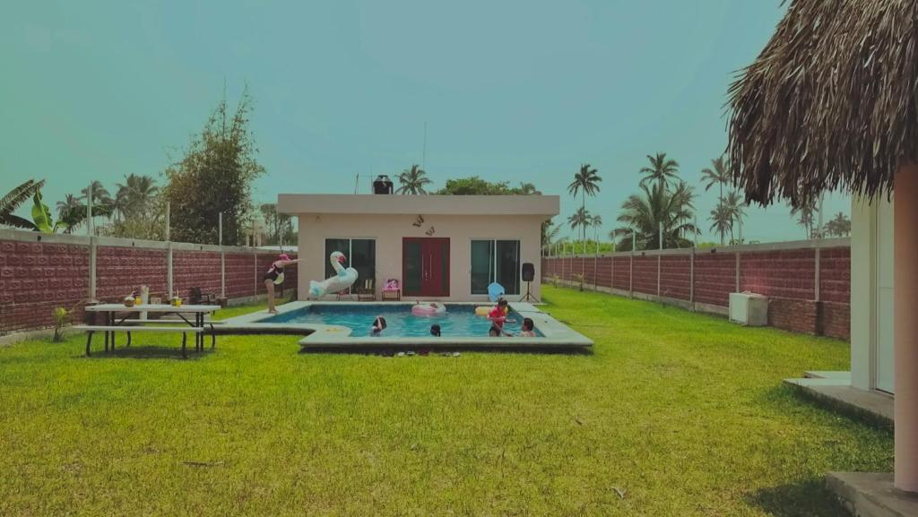 una persona en un patio trasero con piscina en Villa Encanto Costero, en Monte Gordo