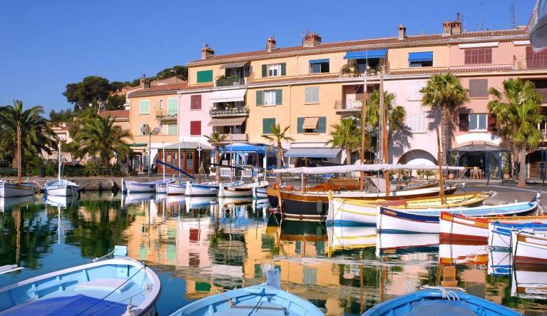 un groupe de bateaux est amarré dans un port dans l'établissement Plein Cœur de Sanary sur Mer, à Sanary-sur-Mer