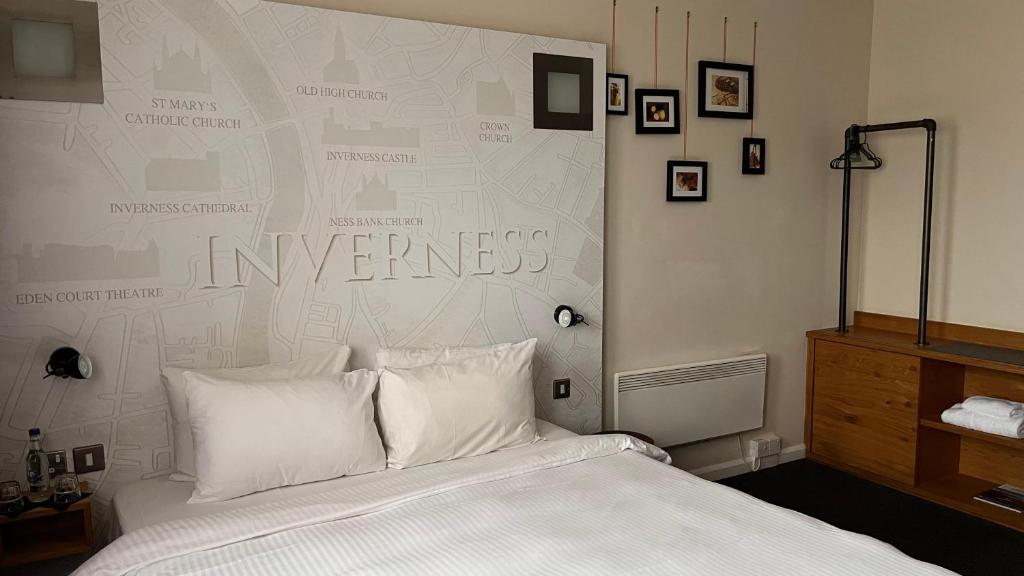 Postel nebo postele na pokoji v ubytování B&B HOTEL Inverness