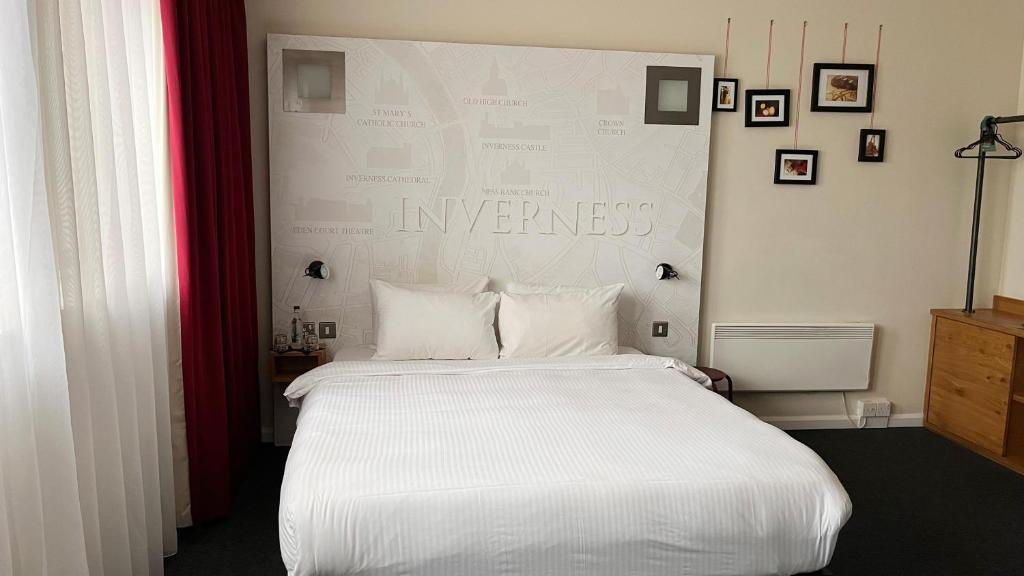 Postel nebo postele na pokoji v ubytování B&B HOTEL Inverness