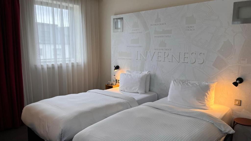 Postel nebo postele na pokoji v ubytování B&B HOTEL Inverness