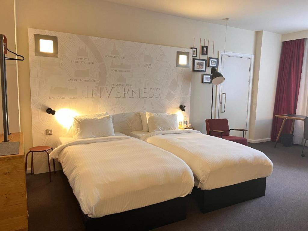 Postel nebo postele na pokoji v ubytování B&B HOTEL Inverness