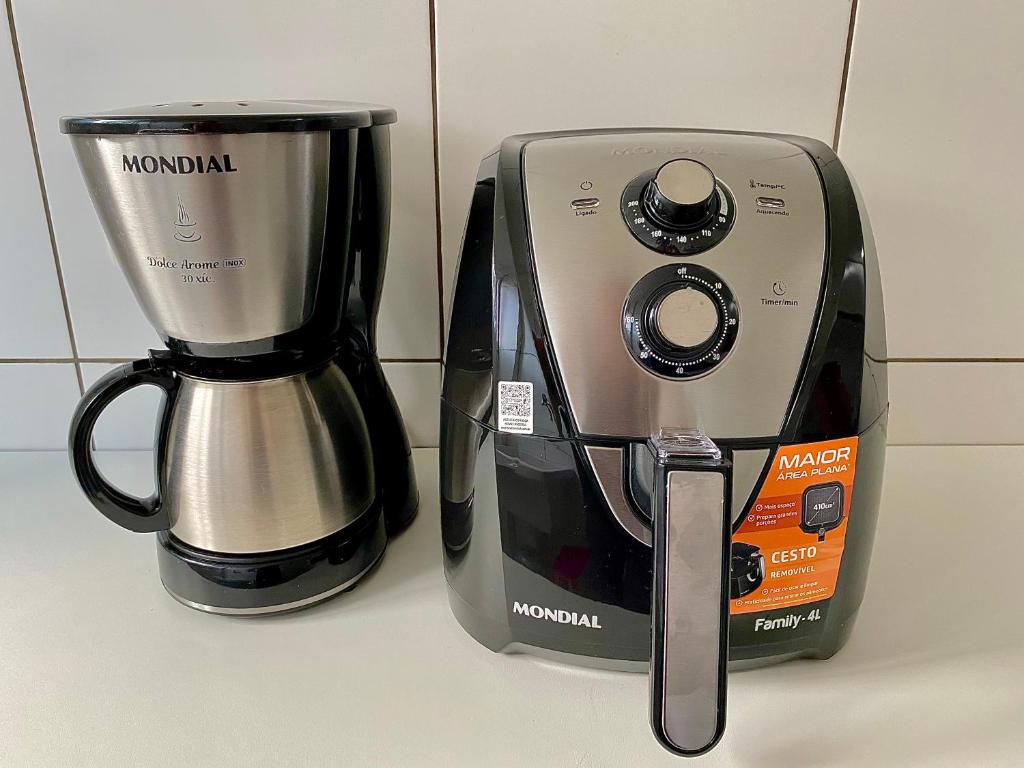a coffee maker is sitting next to a coffee appliance at Apartamento Lótus Ar Cond Pertinho FIG e Centro in Garanhuns