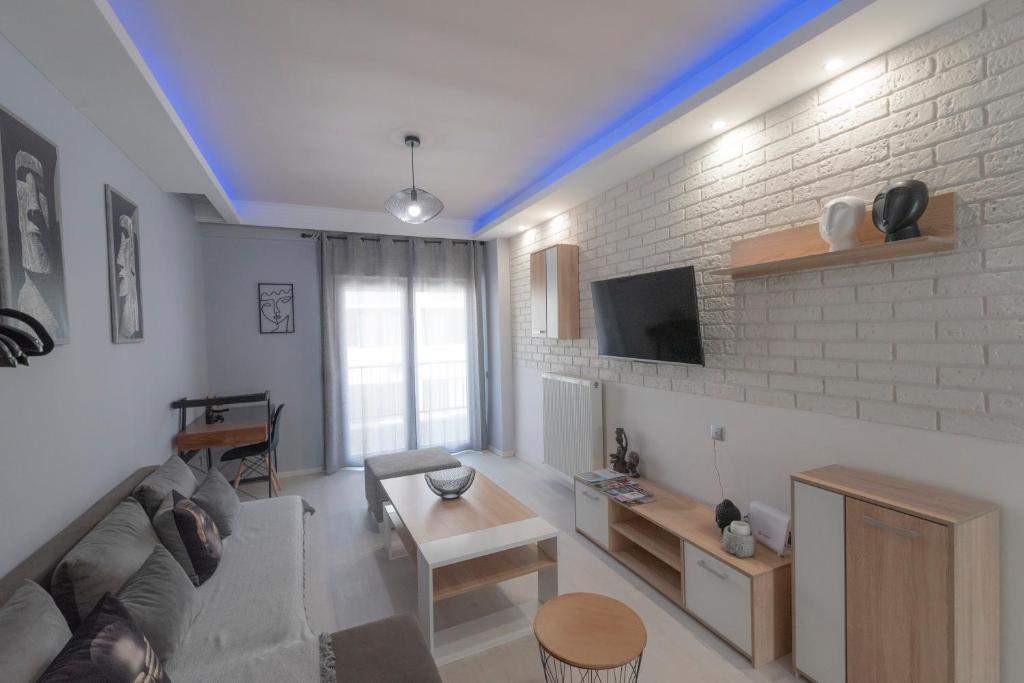 TV a/nebo společenská místnost v ubytování VIP Apt. Pezodromos Kalamarias