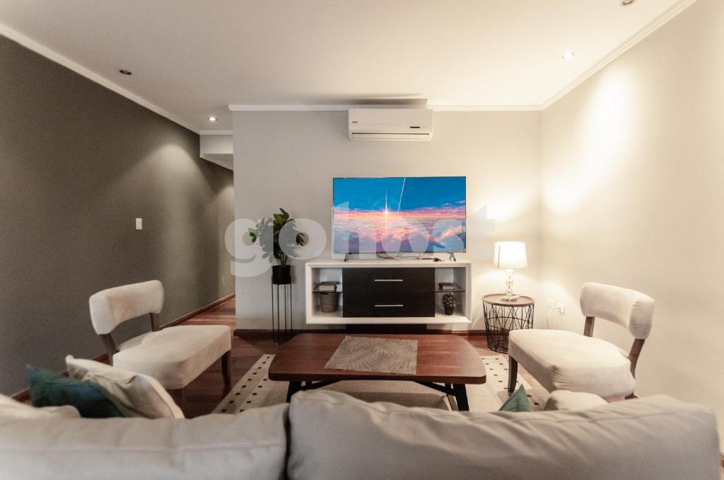 TV a/nebo společenská místnost v ubytování Ample 2 Bedroom Close To Shopping Del Sol