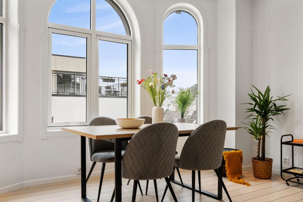 Photo inspiration: Visual Reference: Modern Downtown Apartment With Great Views Bergen Precios