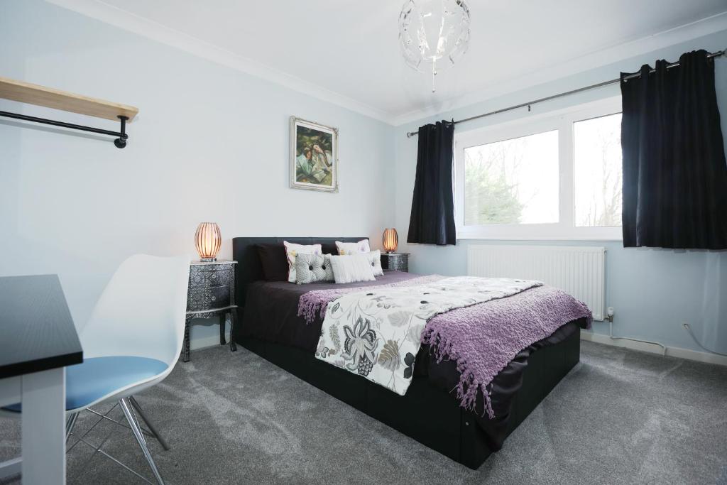 Postel nebo postele na pokoji v ubytování Llwyn Pia by N And N Stays Ltd, with Private Pool, Sauna and hot tub, perfect for relocation, workers or Your Ideal Getaway